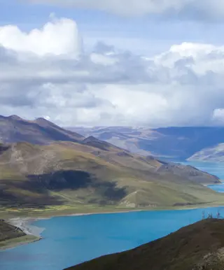 Bestaune den Ausblick auf den Yamdrok Tso See